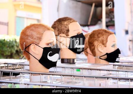 Reihe von Schutzmasken auf den Freiluftmarkt. Konzentrieren Sie sich auf die erste Stockfoto