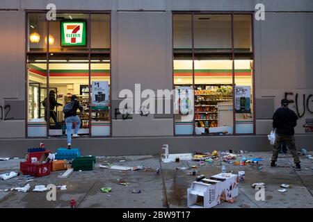 Chicago, IL, USA. Mai 2020. Plünderungen und Ausschreitungen in der Innenstadt von Chicago. Am zweiten Tag des Protests des Todes von George Floyd in den Händen der Minneapolis-Polizei. Kredit: Rick Majewski/ZUMA Wire/Alamy Live News Stockfoto