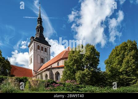 Blick auf die St. Nikolaus Kirche und Museum Niguliste in der Altstadt von Tallinn, Estland an sonnigen Tag im Sommer Stockfoto