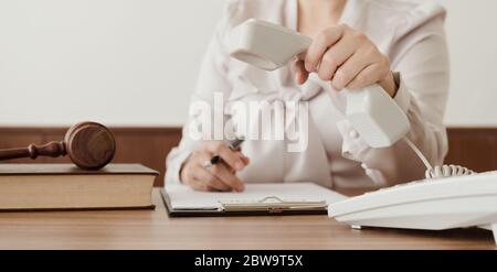 Rechtsberater rufen Sie den Kunden für Rechtsberatung an. Konzepte der Rechtsberatung, Rechtsberatung per Telefon. Stockfoto