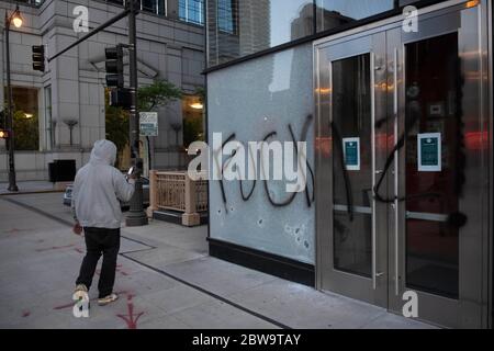 Chicago, IL, USA. Mai 2020. Plünderungen und Ausschreitungen in der Innenstadt von Chicago. Am zweiten Tag des Protests des Todes von George Floyd in den Händen der Minneapolis-Polizei. Kredit: Rick Majewski/ZUMA Wire/Alamy Live News Stockfoto