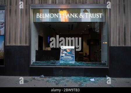 Chicago, IL, USA. Mai 2020. Plünderungen in der Innenstadt von Chicago. Am zweiten Tag des Protests des Todes von George Floyd in den Händen der Minneapolis-Polizei. Kredit: Rick Majewski/ZUMA Wire/Alamy Live News Stockfoto