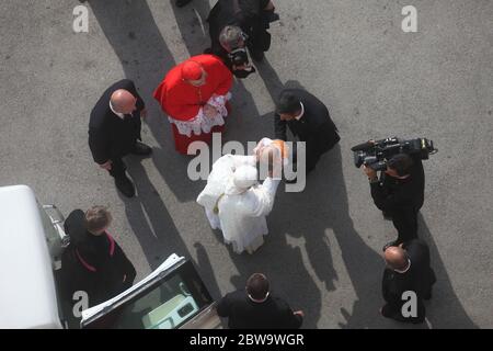 Papst Benedikt segnet ein Kind am Eingang der Kathedrale von Zagreb Stockfoto