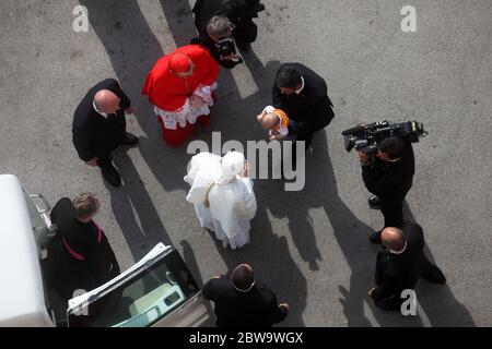 Papst Benedikt segnet ein Kind am Eingang der Kathedrale von Zagreb Stockfoto