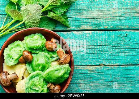 Italienische Ravioli gefüllt mit Grüns in einem Teller auf einem hölzernen Vintage-Tisch. Stockfoto