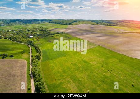 Ländliche Landschaft. Luftaufnahme. Blick auf die Autobahn und gepflügten und grünen Feldern im Frühjahr Stockfoto