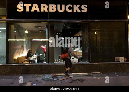 Chicago, Illinois, USA. Mai 2020. Plünderungen und Ausschreitungen in der Innenstadt von Chicago. Am zweiten Tag des Protests des Todes von George Floyd in den Händen der Minneapolis-Polizei. Kredit: Rick Majewski/ZUMA Wire/Alamy Live News Stockfoto