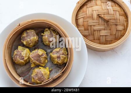 Rindfleisch siu Mai mit Nudeln Stockfoto