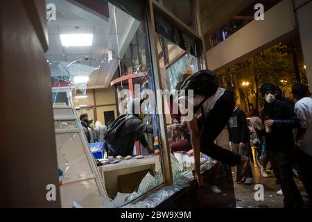 Chicago, Illinois, USA. Mai 2020. Plünderungen und Unruhen in der Innenstadt von Chicago am zweiten Tag des Protests der Tod von G. Floyd in den Händen der Minneapolis Police. Kredit: Rick Majewski/ZUMA Wire/Alamy Live News Stockfoto