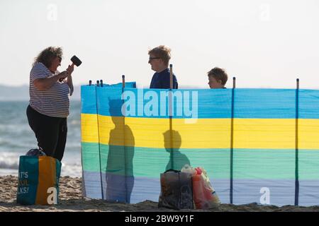 Poole, Großbritannien. Mai 2020. Die frühen Vögel, die sich für den Tag am Sandbanks Beach, Poole, Dorset aufmachen Kredit: Richard Crease/Alamy Live News Stockfoto