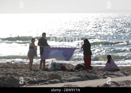 Poole, Großbritannien. Mai 2020. Die frühen Vögel, die sich für den Tag am Sandbanks Beach, Poole, Dorset aufmachen Kredit: Richard Crease/Alamy Live News Stockfoto