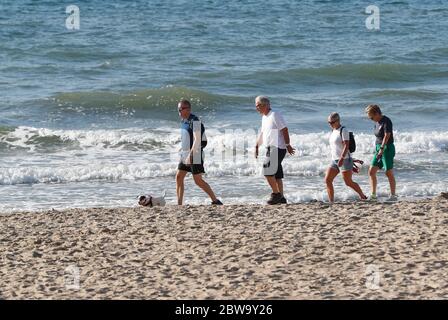 Poole, Großbritannien. Mai 2020. Die frühen Vögel, die sich für den Tag am Sandbanks Beach, Poole, Dorset aufmachen Kredit: Richard Crease/Alamy Live News Stockfoto