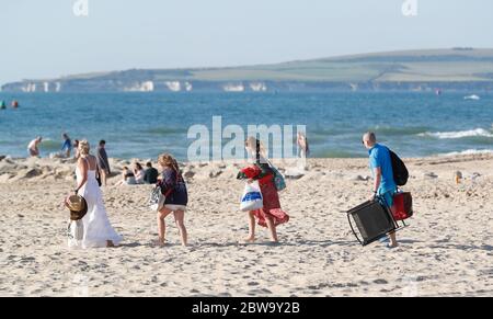 Poole, Großbritannien. Mai 2020. Die frühen Vögel, die sich für den Tag am Sandbanks Beach, Poole, Dorset aufmachen Kredit: Richard Crease/Alamy Live News Stockfoto