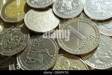 Nahaufnahme von georgischen 1 Lari und 20 Tetri Münzen auf einem weiteren Münzstapel Stockfoto