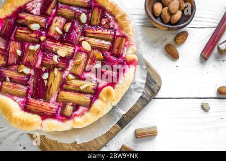 Rhabarber Pie oder Torte mit Mandeln, aus nächster Nähe. Gesundes hausgemachtes Sommerdessert, vegane Rhabarber-Torte. Stockfoto