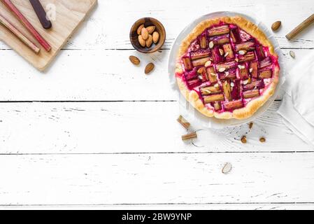 Rhabarber Pie oder Torte mit Mandeln, um zu sehen, kopieren Raum. Gesundes hausgemachtes Sommerdessert, vegane Rhabarber-Torte. Stockfoto