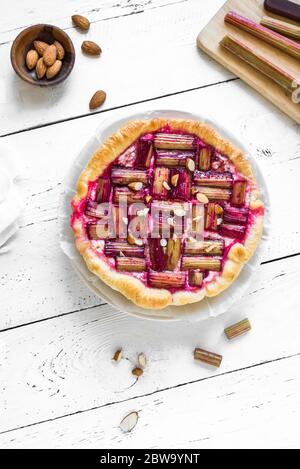 Rhabarber Pie oder Torte mit Mandeln, um zu sehen, kopieren Raum. Gesundes hausgemachtes Sommerdessert, vegane Rhabarber-Torte. Stockfoto