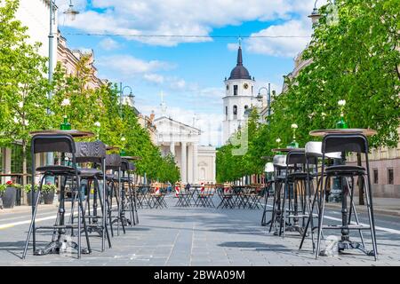 Outdoor Bar und Restaurant, Vilnius, Litauen, Europa, in eine große Open-Air-Café-Stadt verwandelt werden, nach dem Absperren wieder geöffnet, leere Tische im Freien Stockfoto
