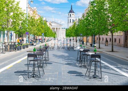Outdoor Bar und Restaurant, Vilnius, Litauen, Europa, in eine große Open-Air-Café-Stadt verwandelt werden, nach dem Absperren wieder geöffnet, leere Tische im Freien Stockfoto