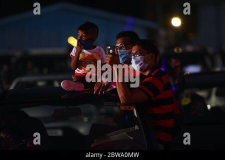 Colombo, Sri Lanka. Mai 2020. Die Menschen besuchen eine Drive-in Open-Air-Musical-Show am Ratmalana Airport, einem Inlandflughafen in Colombo, Sri Lanka, 30. Mai 2020. Das erste experimentelle Drive-in-Konzert nach dem Ausbruch der COVID-19, das Teil der Initiative "Restart Sri Lanka" ist, fand am Samstag auf dem Gelände des Ratmalana Airport statt. Kredit: A.hapuarachchi/Xinhua/Alamy Live News Stockfoto