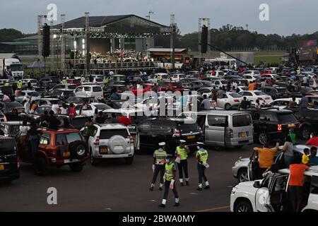 Colombo, Sri Lanka. Mai 2020. Die Menschen besuchen eine Drive-in Open-Air-Musical-Show am Ratmalana Airport, einem Inlandflughafen in Colombo, Sri Lanka, 30. Mai 2020. Das erste experimentelle Drive-in-Konzert nach dem Ausbruch der COVID-19, das Teil der Initiative "Restart Sri Lanka" ist, fand am Samstag auf dem Gelände des Ratmalana Airport statt. Kredit: A.hapuarachchi/Xinhua/Alamy Live News Stockfoto