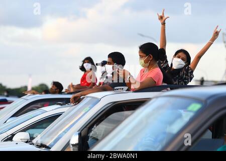 Colombo, Sri Lanka. Mai 2020. Die Menschen besuchen eine Drive-in Open-Air-Musical-Show am Ratmalana Airport, einem Inlandflughafen in Colombo, Sri Lanka, 30. Mai 2020. Das erste experimentelle Drive-in-Konzert nach dem Ausbruch der COVID-19, das Teil der Initiative "Restart Sri Lanka" ist, fand am Samstag auf dem Gelände des Ratmalana Airport statt. Kredit: A.hapuarachchi/Xinhua/Alamy Live News Stockfoto