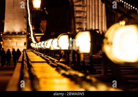 Mehrere Straßenlampen in Folge auf einer Brücke in Ungarn, über die Donau Stockfoto