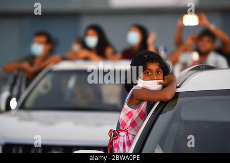 Colombo, Sri Lanka. Mai 2020. Die Menschen besuchen eine Drive-in Open-Air-Musical-Show am Ratmalana Airport, einem Inlandflughafen in Colombo, Sri Lanka, 30. Mai 2020. Das erste experimentelle Drive-in-Konzert nach dem Ausbruch der COVID-19, das Teil der Initiative "Restart Sri Lanka" ist, fand am Samstag auf dem Gelände des Ratmalana Airport statt. Kredit: A.hapuarachchi/Xinhua/Alamy Live News Stockfoto