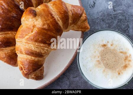 Croissants mit Cappuccino-Kaffee auf dem Tisch Stockfoto