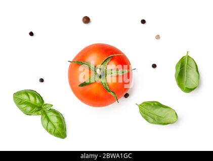 Tomate mit Basilikumblättern und Paprika mischen. Draufsicht auf rote Tomaten und Gewürze. Stockfoto
