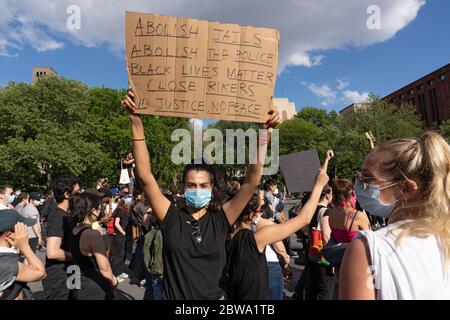 NEW YORK, NY - 30. MAI 2020: Protestierende marschieren und tragen am vierten Tag der Proteste gegen den Tod von George Floyd Zeichen. Stockfoto