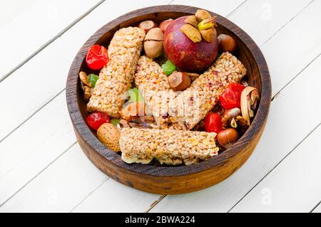 Müsli und Cornflakes mit Nüssen und trockenen Beeren Stockfoto