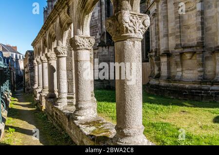 Säulen in der Kathedrale Saint Pierre de Vannes, Stadt in der französischen Bretagne Stockfoto