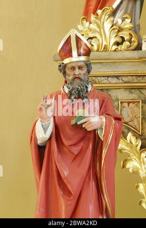 St. Nikolaus, Statue auf dem Altar Unsere Liebe Frau der Schmerzen in der Pfarrkirche der Heiligen Peter und Paul in Kasina, Kroatien Stockfoto