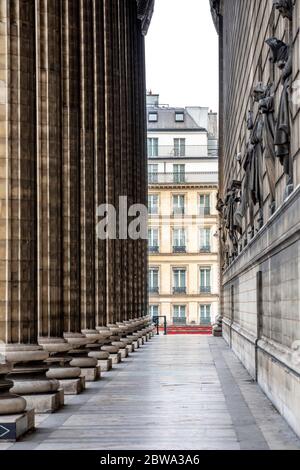 Paris, Frankreich - 17. März 2020: Die Madeleine Kirche wurde in ihrer heutigen Form als Tempel zum Ruhm der Armee Napoleons, nördlich der P entworfen Stockfoto