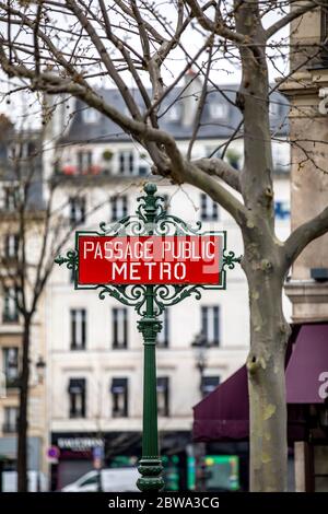 Paris, Frankreich - 17. März 2020: Ein Pariser Vintage-Passage öffentlichen U-Bahn-Schild Stockfoto