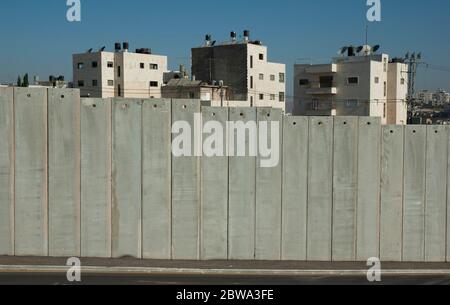 Blick auf palästinensische Häuser und Gebäude über die israelische Trennmauer der Westbank, die Abu Dis oder Abu Deis durchschneidet eine palästinensische Gemeinschaft, die zum palästinensischen Gouvernement von Jerusalem gehört und durch eine von Israel errichtete Trennmauer von Jerusalem abgeschnitten wurde Stockfoto