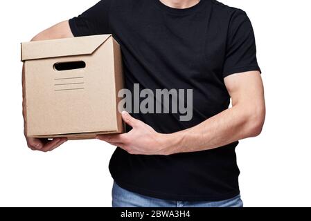 Lieferung Mann in schwarzer Uniform halten Pappschachtel auf weißem isolierten Hintergrund. Konzept des Delivery Service Stockfoto