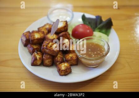 Gebratenen Tofu mit Dip umrühren Stockfoto