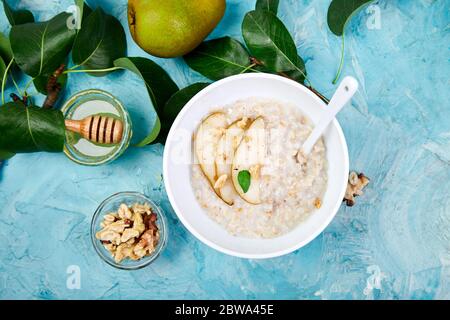 Eine Schüssel Haferbrei mit Birnen und Walnüssen. Stockfoto