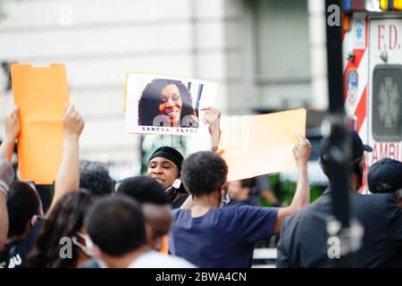 New York, Usa. Mai 2020. Ein Blick auf Demonstranten während einer Kundgebung gegen den Tod von Minneapolis, Minnesota Mann George Floyd in den Händen der Polizei am 29. Mai 2020 in Brooklyn Bridge in New York City. Floyds Tod wurde in einem Video festgehalten, das von dem Vorfall viral wurde. Minnesota-Gouverneur Tim Walz rief heute in der Nationalgarde an, als Plünderungen in St. Paul ausbrachen. (John Nacion/Image of Sport) (John Nacion/Image of Sport) (Foto: IOS/Espa-Images) Quelle: Europäische Sport-Fotoagentur/Alamy Live News Stockfoto