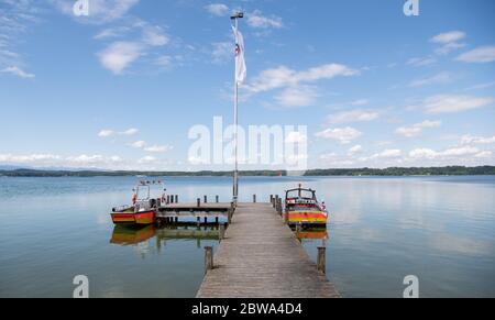 29. Mai 2020, Bayern, Münsing: Boote der Wasserrettungsdienste werden an einem Steg am Starnberger See festgemacht. Foto: Sven Hoppe/dpa Stockfoto