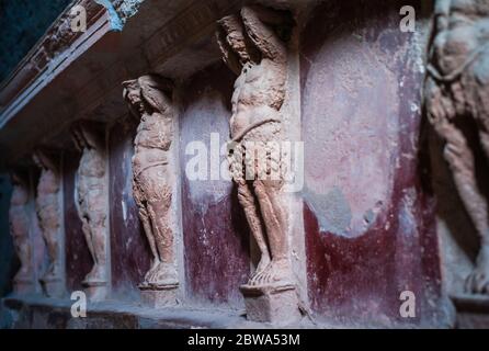 Atlantes Figuren im Tepidarium in den Forum Bädern in Pompeji, ein Detail der Dekoration in einem antiken römischen Spa namens Thermae Stockfoto