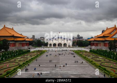 Taipei, Taiwan - Jan 2020: Touristen besuchen Chiang Kai Shek Memorial Hall Platz. Liberty Square und National Concert Hall Gebäude unter bewölktem Himmel Stockfoto