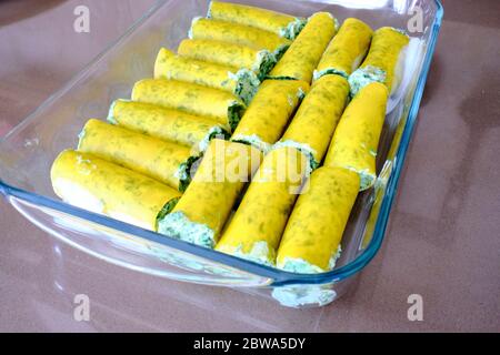 Hausgemachte Zubereitung von typisch italienischen Cannelloni mit Ricotta und Spinat. Sie sind komplett vegetarisch. Stockfoto