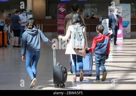 Hamburg, Deutschland. Mai 2020. Am Freitag vor Pfingsten sind die Reisenden im Terminal 1 am Hamburg Airport. Aufgrund der Koronakrise gibt es derzeit kaum Flugverbindungen. Kredit: Bodo Marks/dpa/Alamy Live News Stockfoto