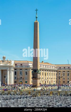 Rom, Vatikan / Italien - 4. Mai 2015: Altägyptischer Obelisk auf dem Petersplatz (Obelisco Piazza San Pietro) in der Vatikanstadt in Rom, Italien Stockfoto