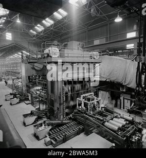 Große Hydraulikpresse auf Stahlbad Produktionslinie Stockfoto