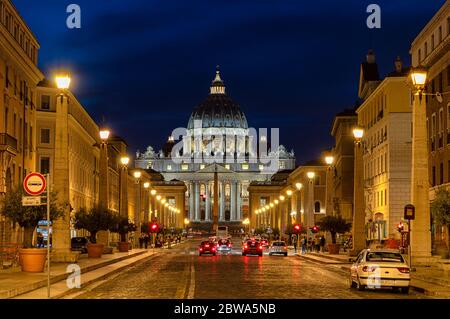 Rom, Vatikan / Italien - 3. Mai 2015: Erleuchteter Dom des Petersdoms in Vatikanstadt, Rom, Italien Stockfoto