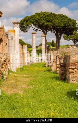 Ruinen von Ostia Antica, große antike römische archäologische Stätte in der Nähe der modernen Stadt Ostia, 25 Kilometer von Rom, Italien Stockfoto